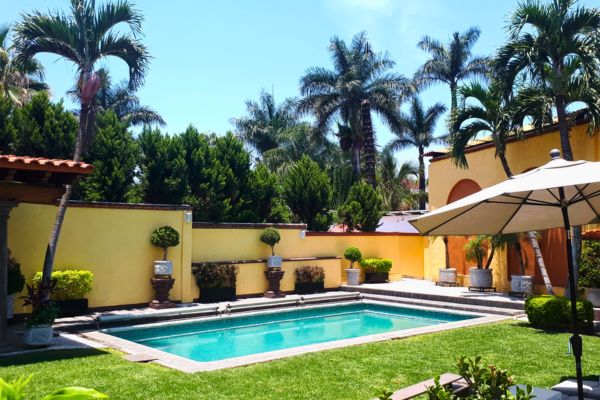 Alberca y jardín en Allegra Homes (Cuernavaca / Jiutepec)