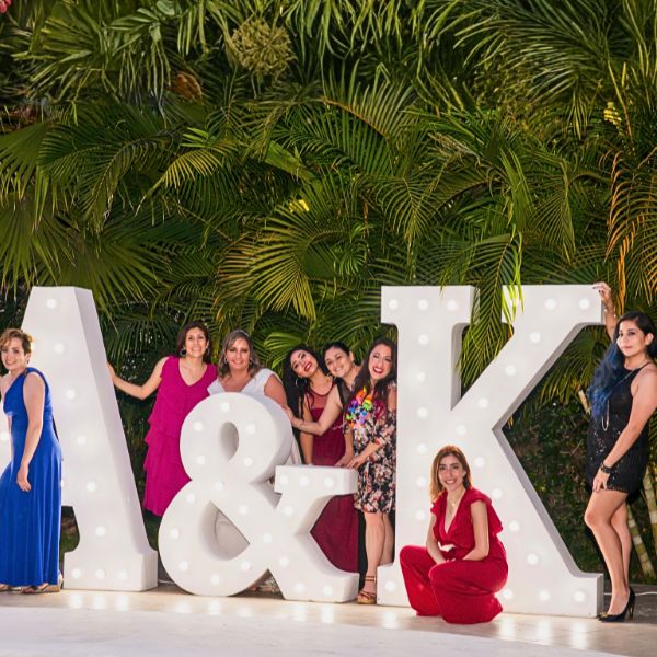 Mexican and international guests celebrating together at a wedding in Jardín Allegra