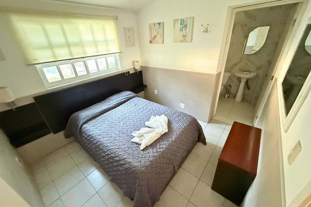 Tercera recámara en Pedregal 20 con cama matrimonial, tocador integrado y baño privado.