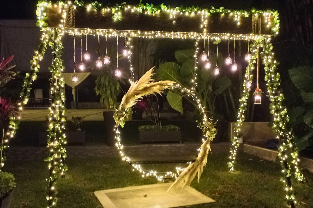 Columpio decorativo iluminado para boda en Jardín Allegra 55.