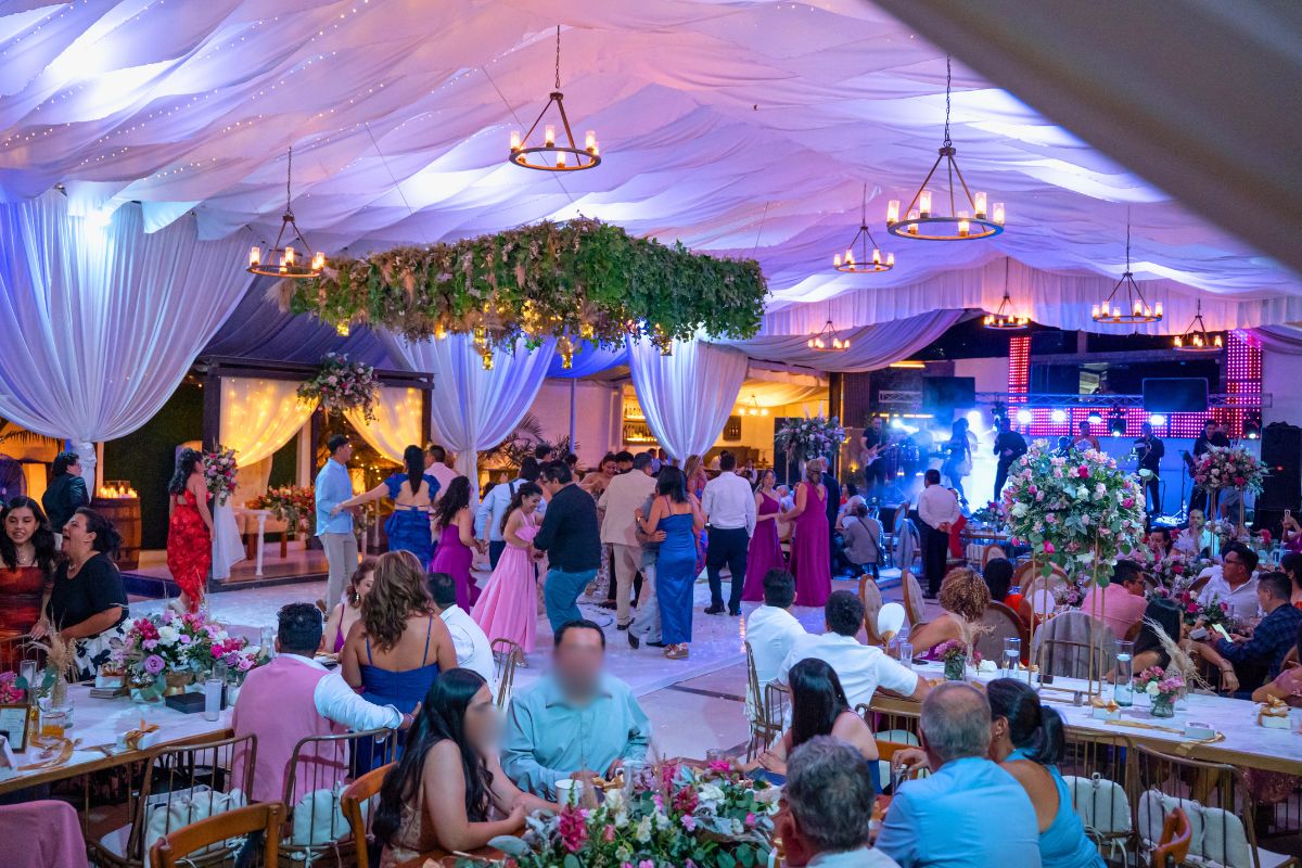 Fiesta de boda en Jardín Allegra 55 con pista llena y gran ambiente.