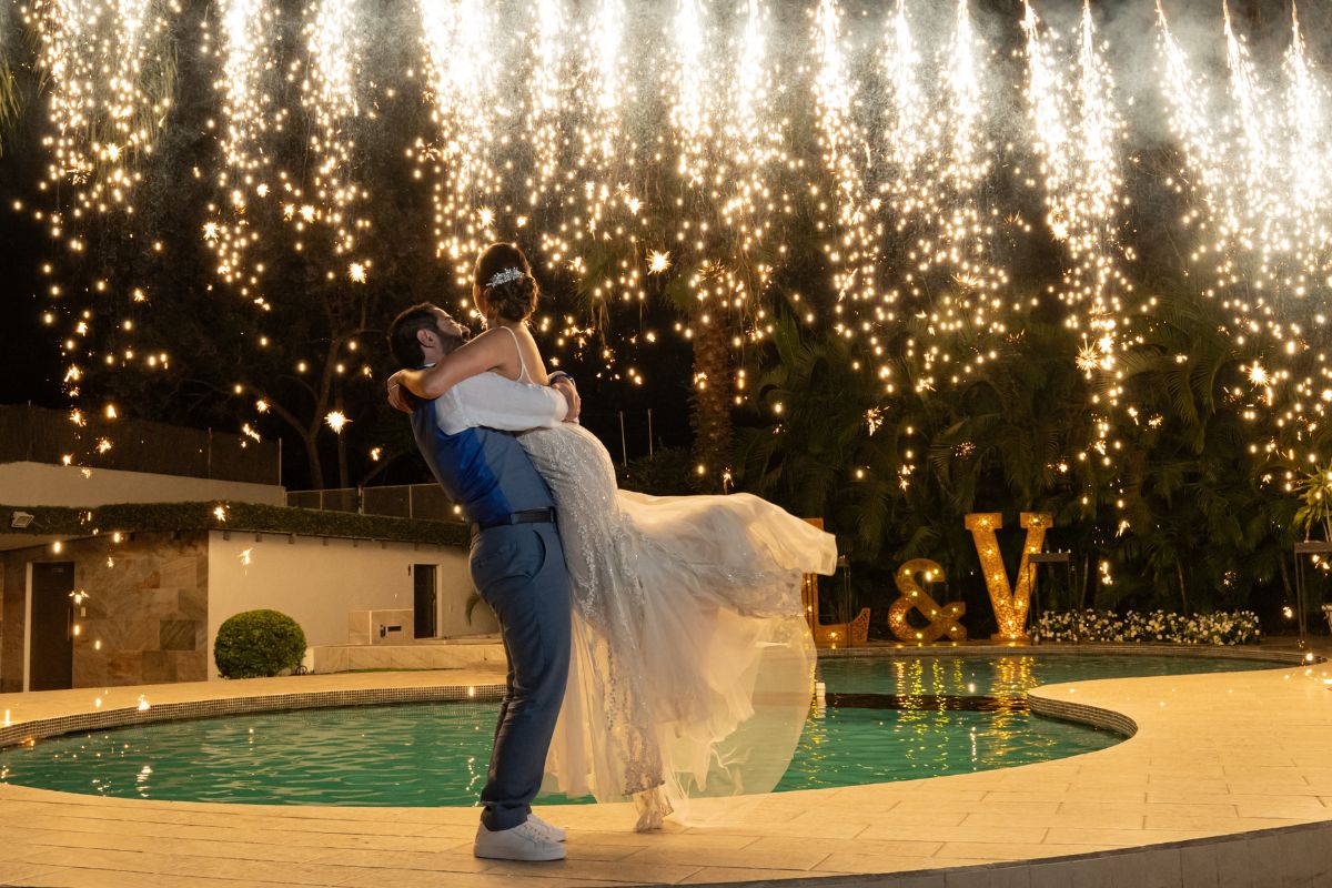 Momento romántico con pirotecnia fría en Jardín Allegra 55.