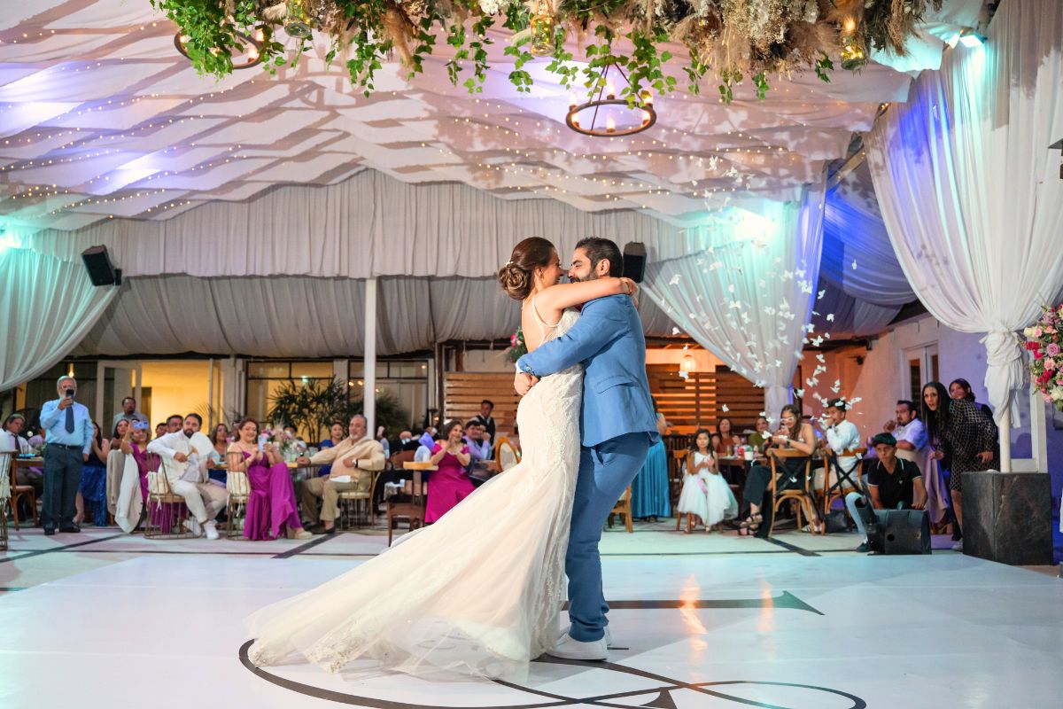Primer baile de novios en Jardín Allegra 55.