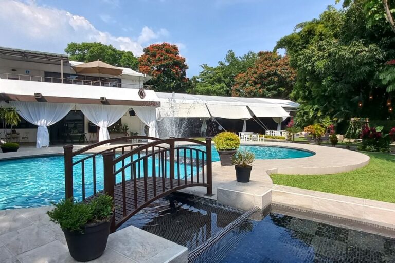 Vista del jardín, alberca y puente decorativo en Jardín Allegra 55 en Cuernavaca.