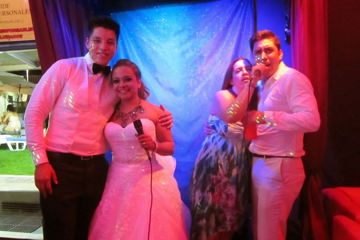 Invitados de boda en karaoke en PRIVE