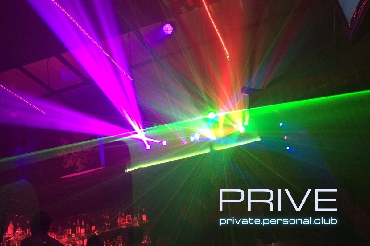 Luces neón en fiesta en PRIVE