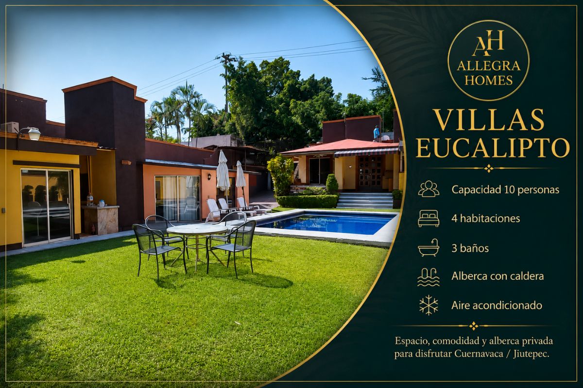 Jardín en Villas Eucalipto con alberca, camastros, sombrillas y vegetación tropical junto a muro amarillo.