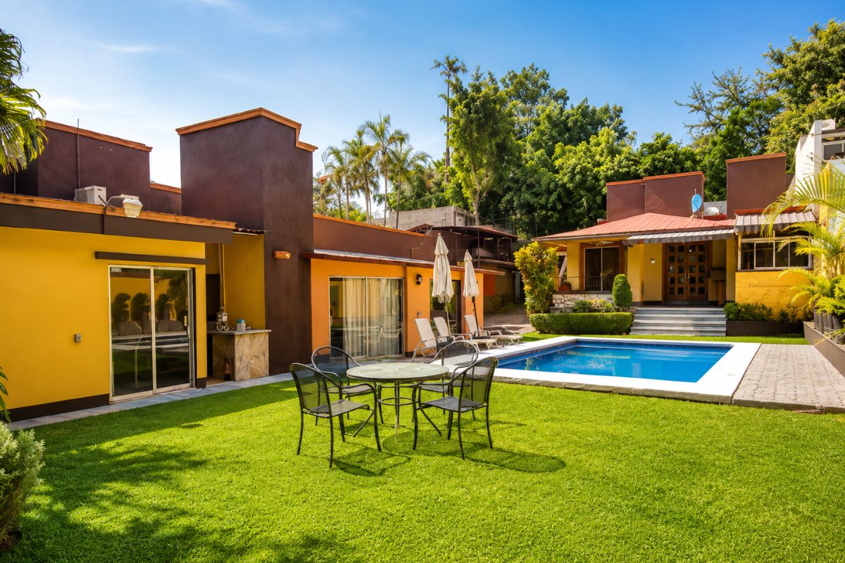 Casa amplia con alberca y jardín para dos familias en Cuernavaca, Morelos