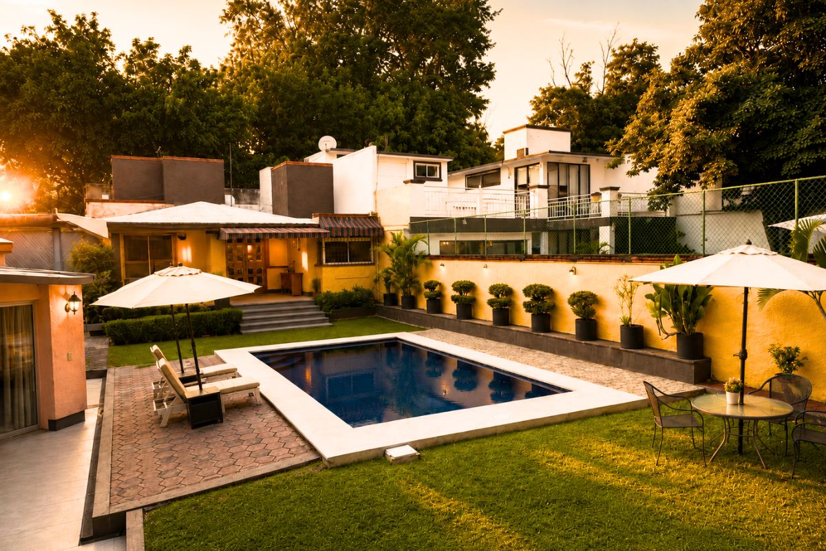 Alberca privada y jardín de Villas Eucalipto al atardecer, cerca de Jardín Allegra 55.