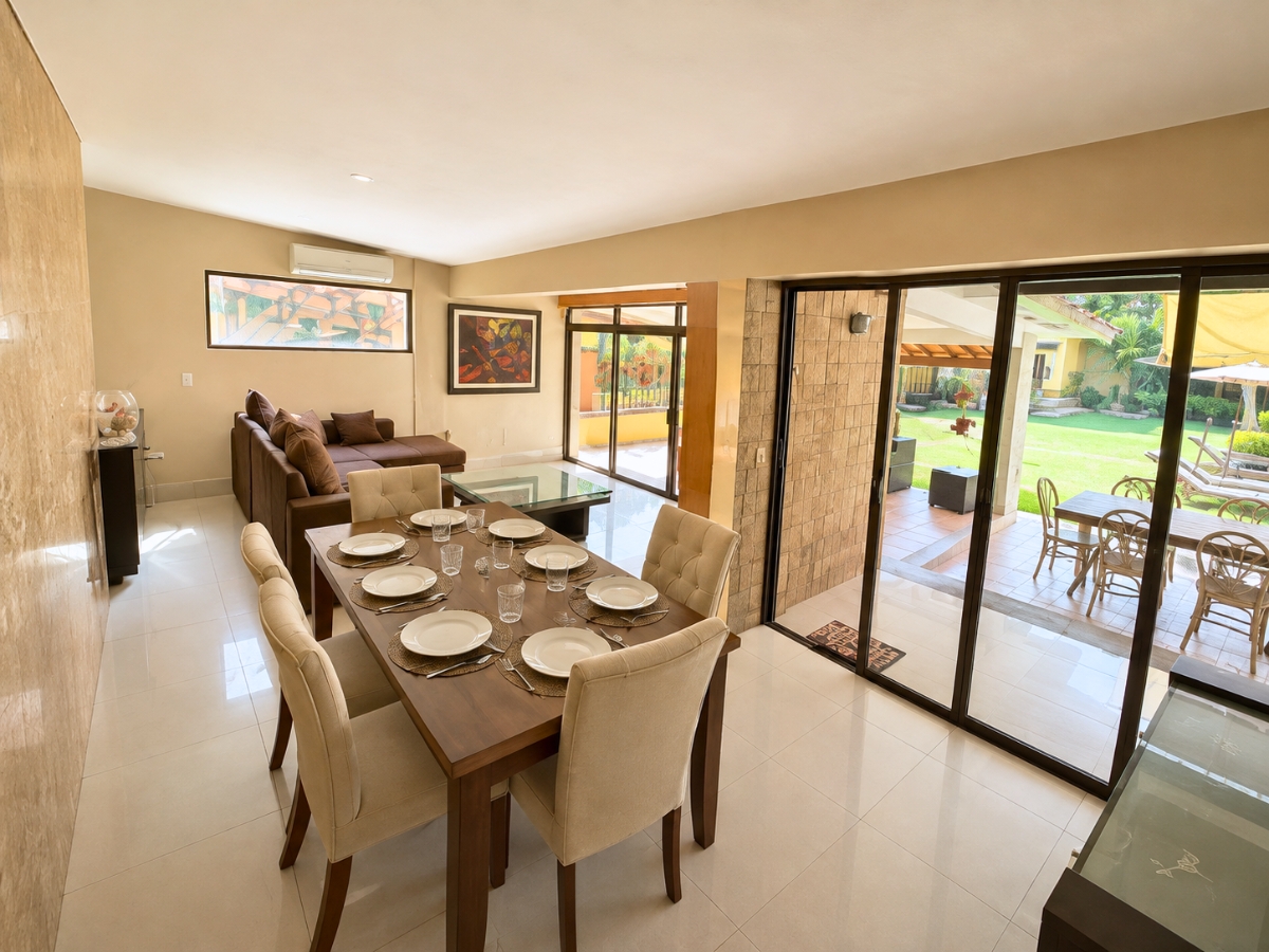 Comedor interior con mesa de madera para seis personas, casa Las Fuentes 34-A en Cuernavaca