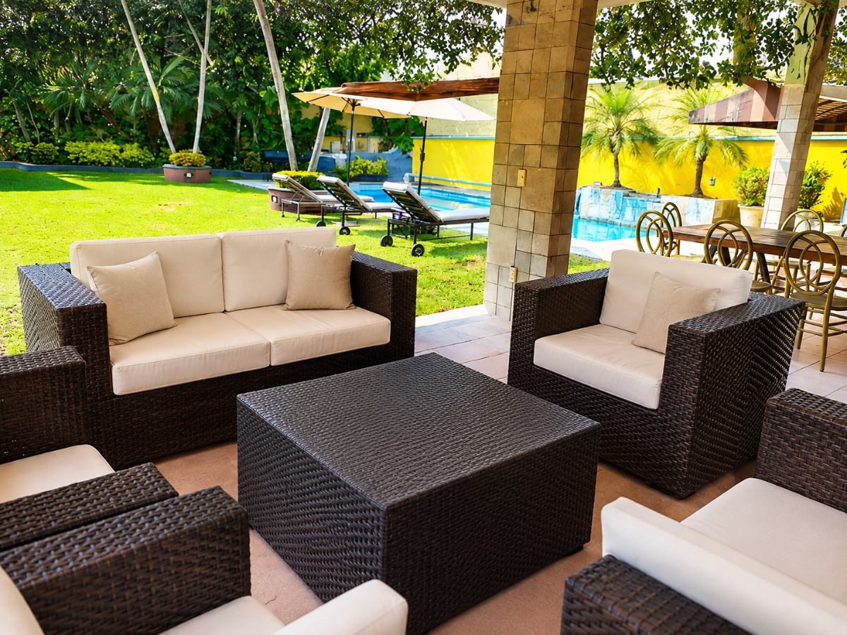 Terraza con sala lounge de mimbre y vista a la alberca, casa Las Fuentes 34-A en Cuernavaca