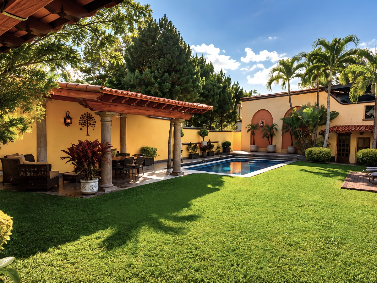Alberca privada y jardín con pérgola en Villa Las Fuentes, casa de fin de semana en Pedregal de las Fuentes, Cuernavaca