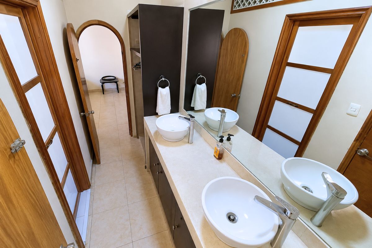 Baño amplio con pasillo y doble lavabo en Villa Las Fuentes, Cuernavaca