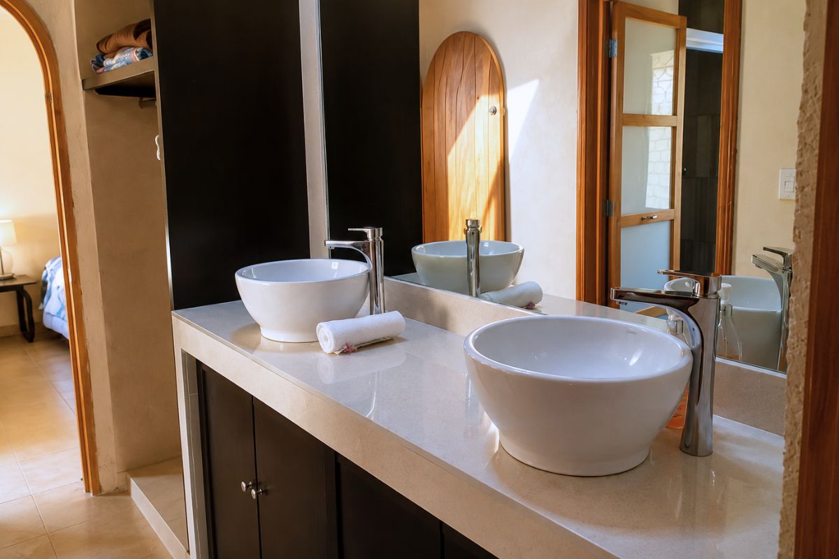 Baño con doble lavabo tipo ovalín en Villa Las Fuentes, Cuernavaca