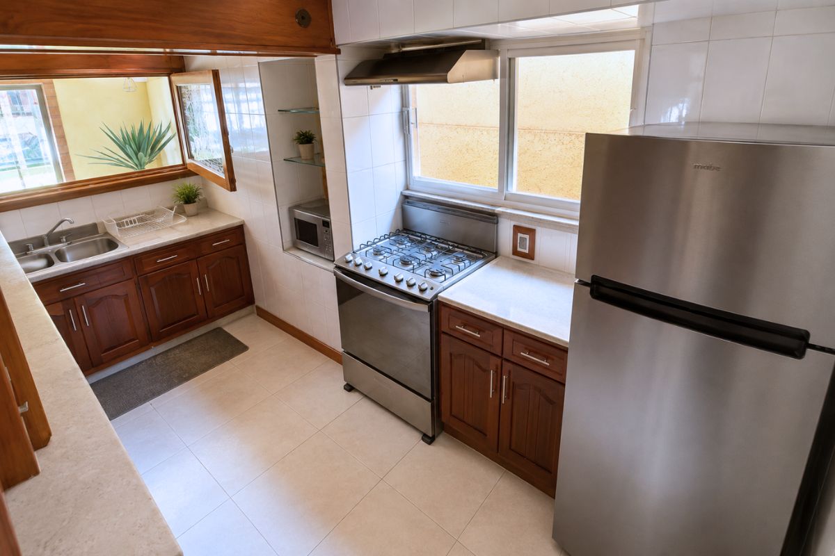 Cocina equipada con estufa y refrigerador en Villa Las Fuentes, Cuernavaca