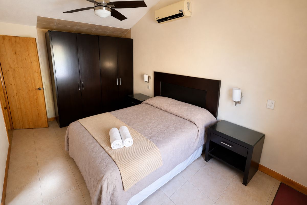 Recámara matrimonial con clóset y aire acondicionado en Villa Las Fuentes, Cuernavaca