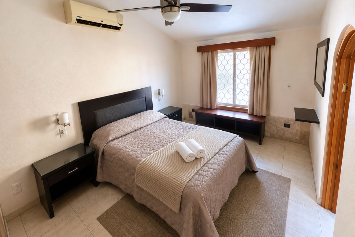 Recámara matrimonial con aire acondicionado y ventilador en Villa Las Fuentes, Cuernavaca