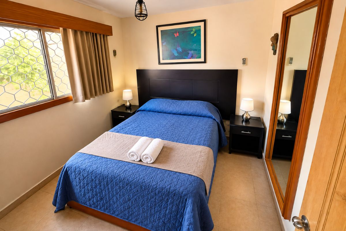 Recámara matrimonial con cama azul en Villa Las Fuentes, Cuernavaca