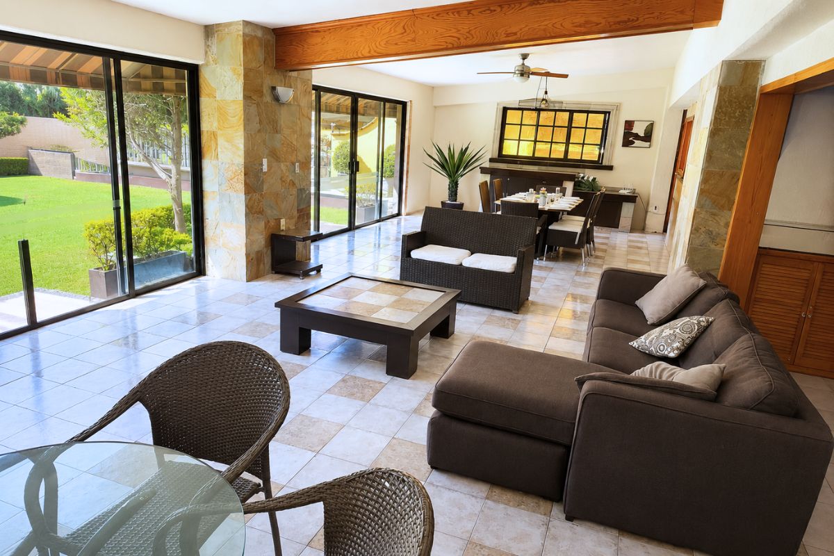 Sala-comedor con vista al jardín en Villa Las Fuentes, Cuernavaca