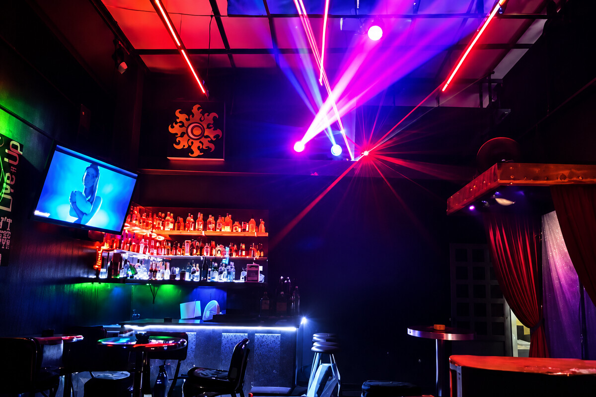 Barra iluminada y luces de discoteca en PRIVE, dentro de Villa las Fuentes de Allegra Homes en Cuernavaca